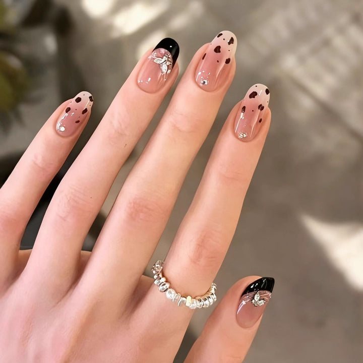 Exclusive artificial nails with dreamy heart and glitter effects Bowlift