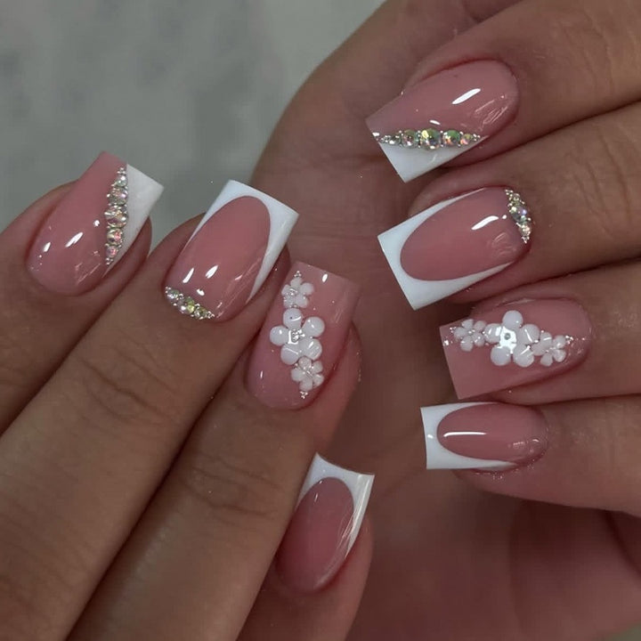 Artificial nail set with flower and glitter details Bowlift
