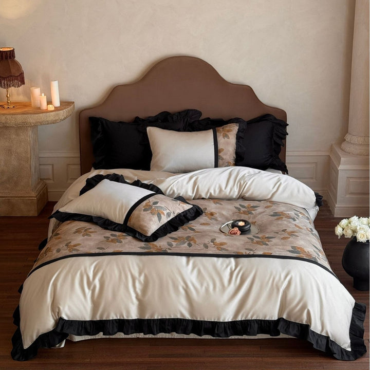 Bedding set with floral print and decorative ruffles