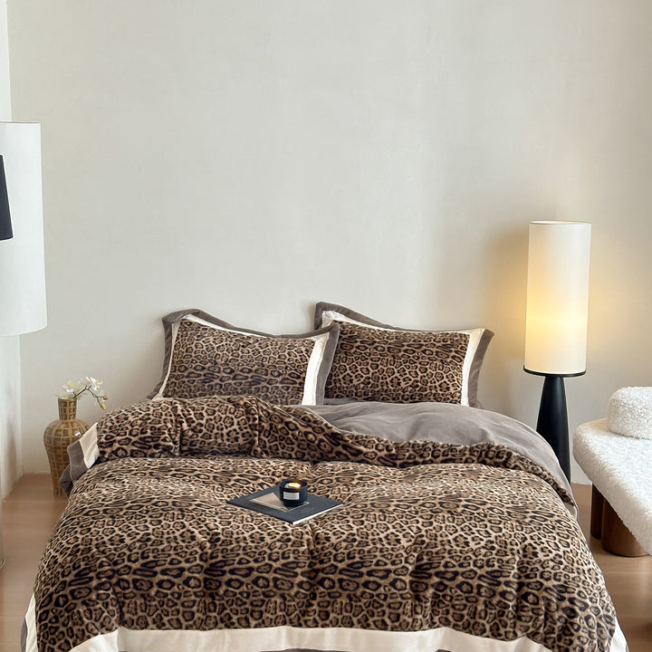 Cozy bedding set made of microfleece with leopard pattern