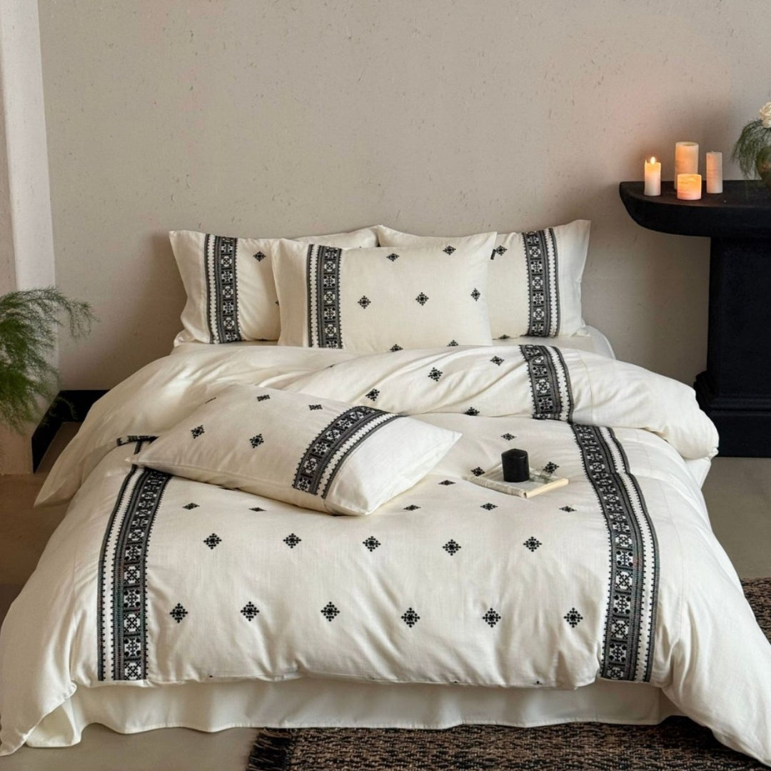 Embroidered cotton bedding set with ethnic border