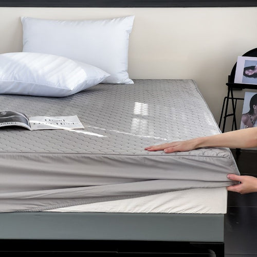 Quilted mattress protector with elastic all around and waterproof breathable protective cover