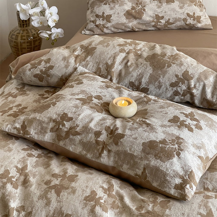 Bedding set made of washed cotton satin with a textured houndstooth pattern and reversible function