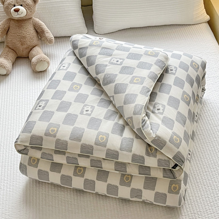 Children's bedding set with cute animal motifs and quilted blanket