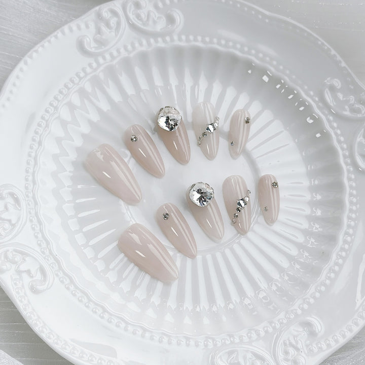 Glamorous press-on Nail Art Set with Crystal Accents