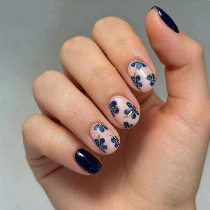 Artificial nails with floral design and elegant shine Bowlift