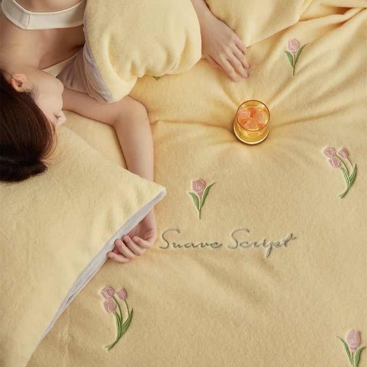 Bedding set made of soft microfleece with embroidered tulips and reversible function