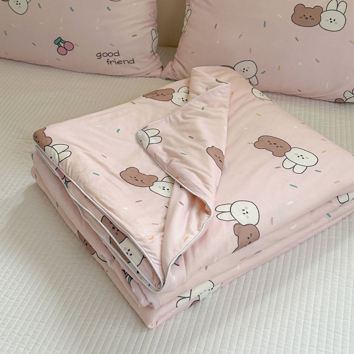 Children's bedding set with cute animal motifs and quilted blanket