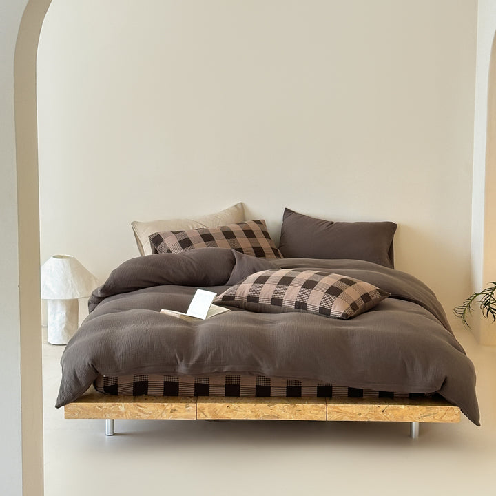 Bedding set in mixed design made of soft cotton with reversible pillow and checkered base