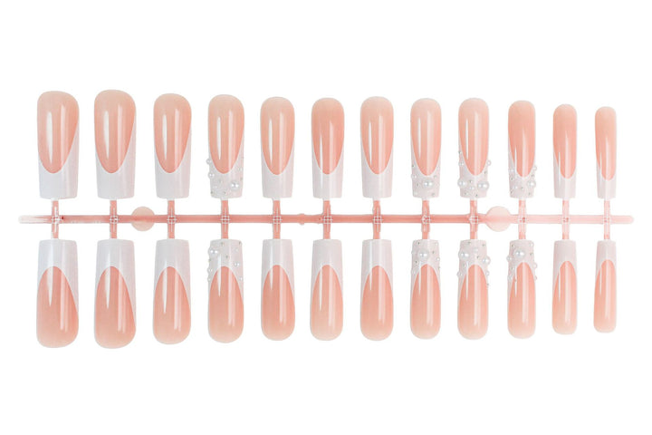 Artificial nails with elegant pearl accents Bowlift