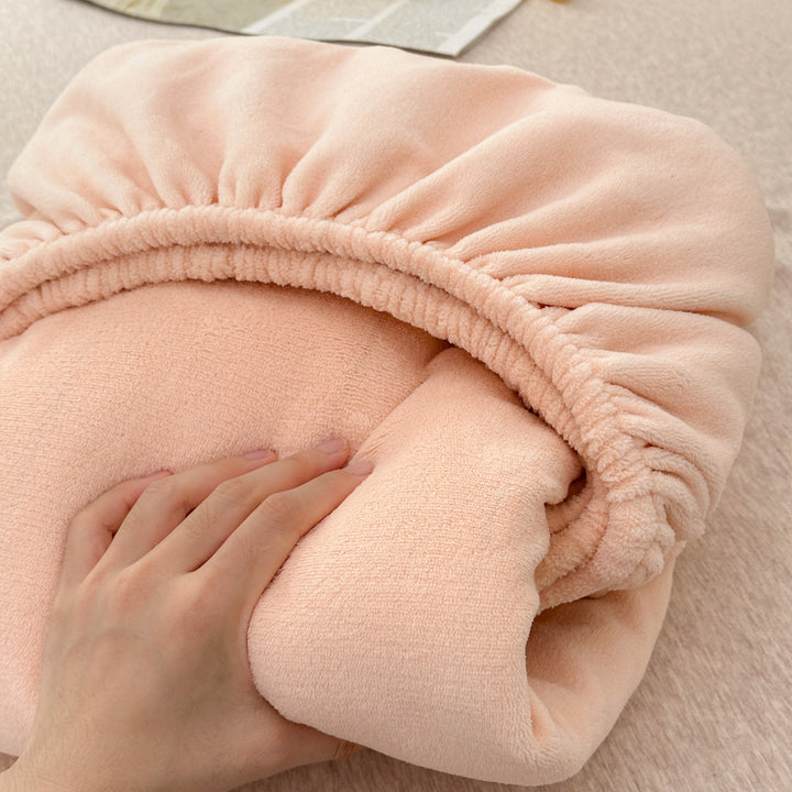 Fitted sheet made of soft cotton jersey with extra deep pocket