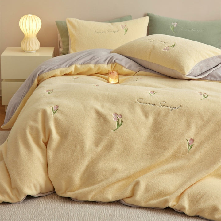 Bedding set made of soft microfleece with embroidered tulips and reversible function