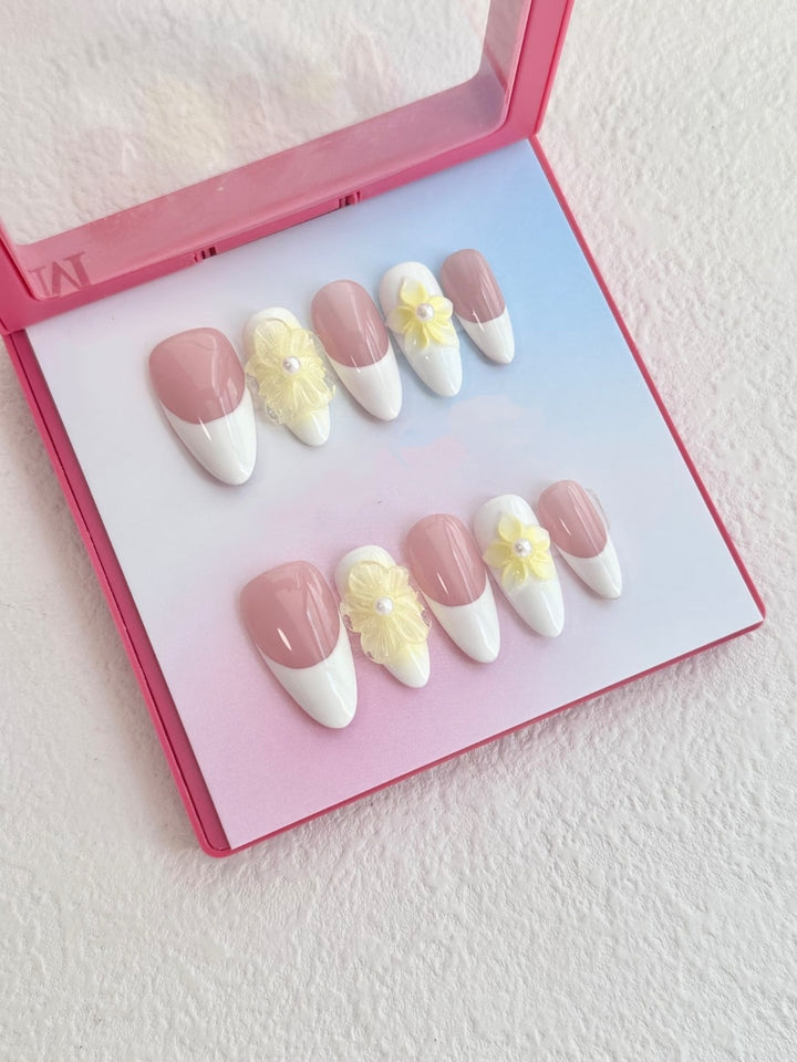 Floral Accent Press-On Nail Art Set  1791774557