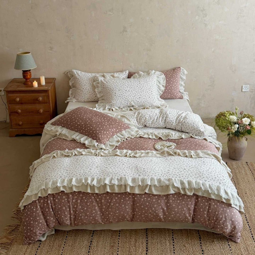 romantic bed linen set with ruffle, reversible function and fine floral print
