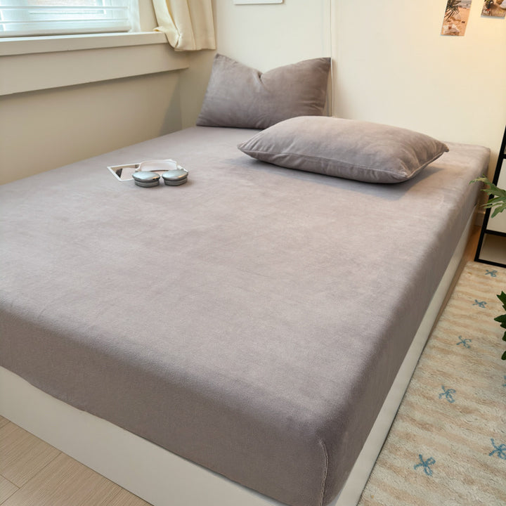 Fitted sheet made of soft cotton jersey with extra deep pocket