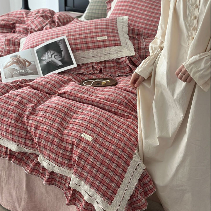 Checked cotton duvet cover set with lace border and frill