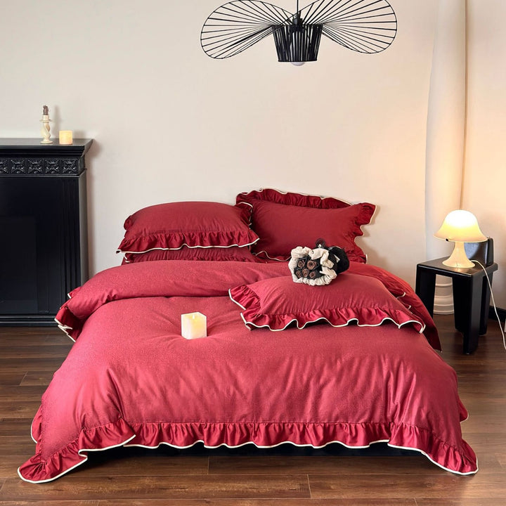 Bedding set with fine ruffle edge and contrasting piping