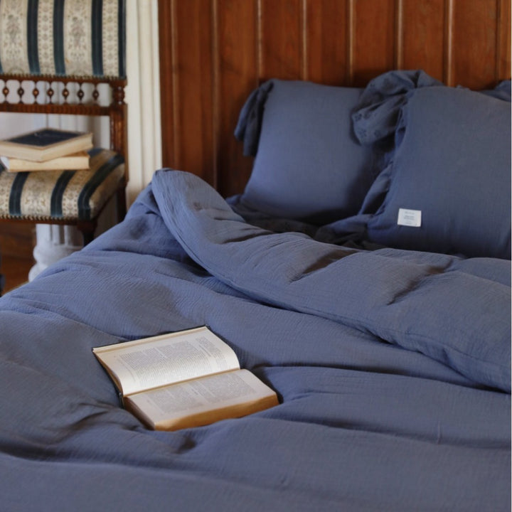 Linen look bedding set with fine Broderie Anglaise frill