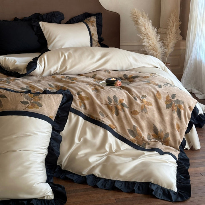 Bedding set with floral print and decorative ruffles
