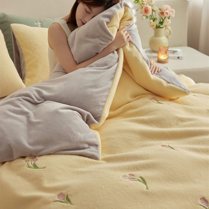 Bedding set made of soft microfleece with embroidered tulips and reversible function