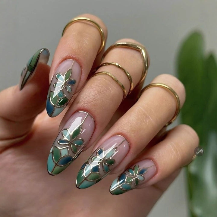 Designer artificial nails in a modern flower pattern Bowlift