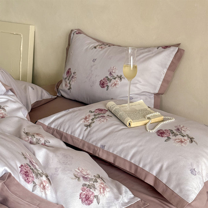 Bedding set made of cotton satin with a romantic rose pattern and reversible side