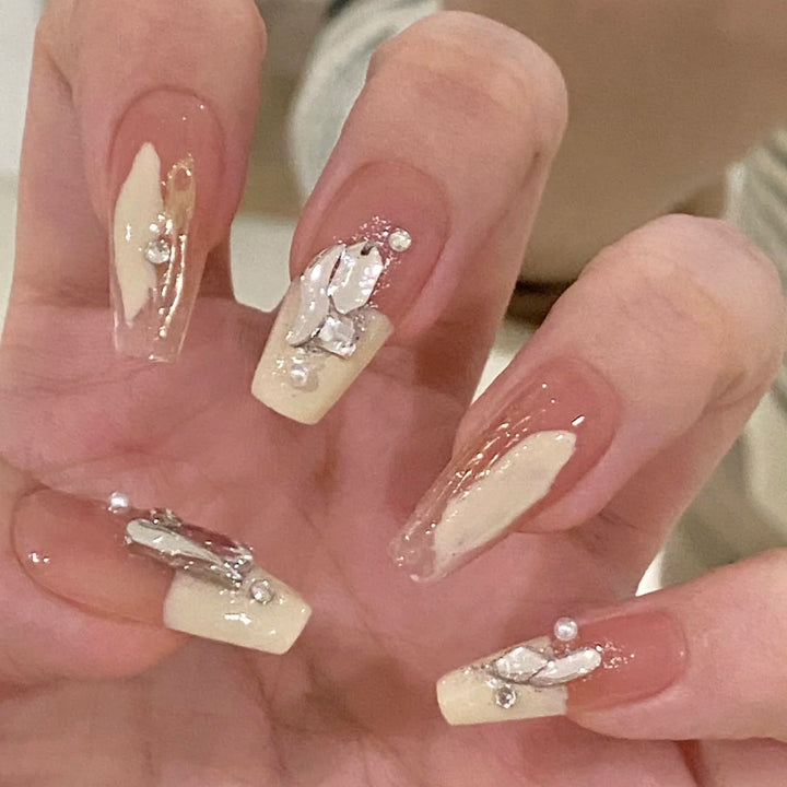 Artificial nails with heart and glitter accents Bowlift