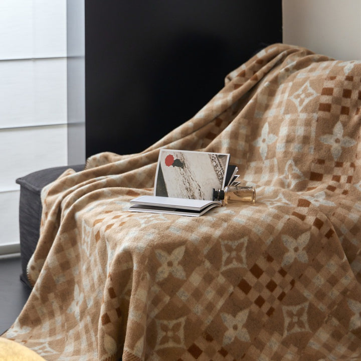 Cozy throw blanket in houndstooth pattern made of wool mix