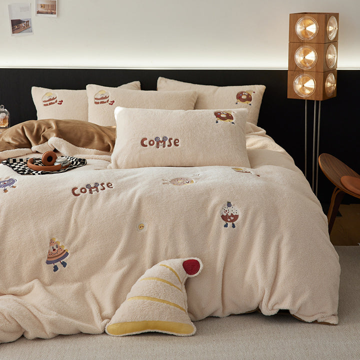 Soft Sherpa bedding with embroidered pastry motifs and cuddly texture