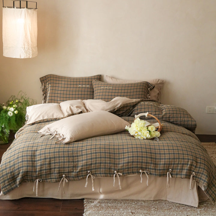 Checked cotton duvet cover set with tie-backs and soft percale quality