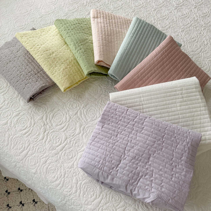 Bedding set with quilted pillowcase and elastic fitted sheet