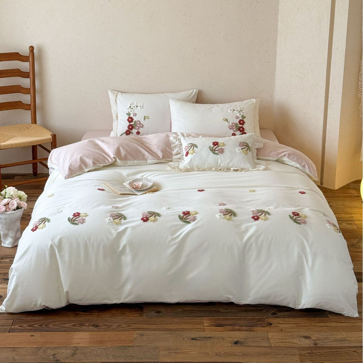 Bedding set with appliquéd cuddly rabbits, ruffle edge and soft cotton blend