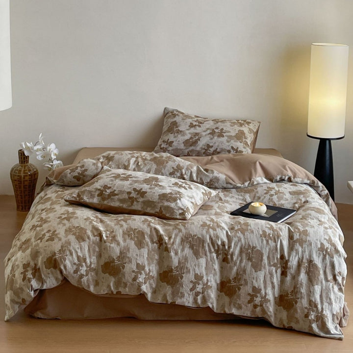 Bedding set made of washed cotton satin with a textured houndstooth pattern and reversible function