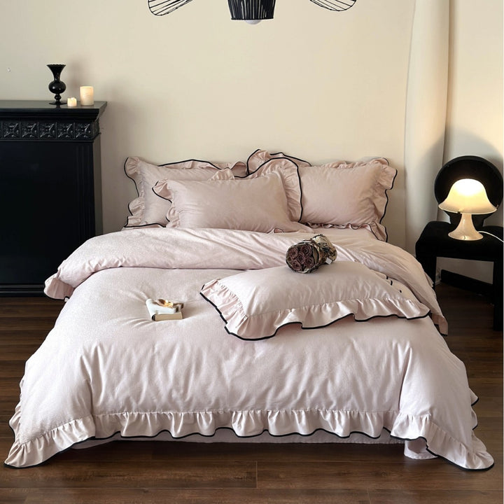Bedding set with fine ruffle edge and contrasting piping