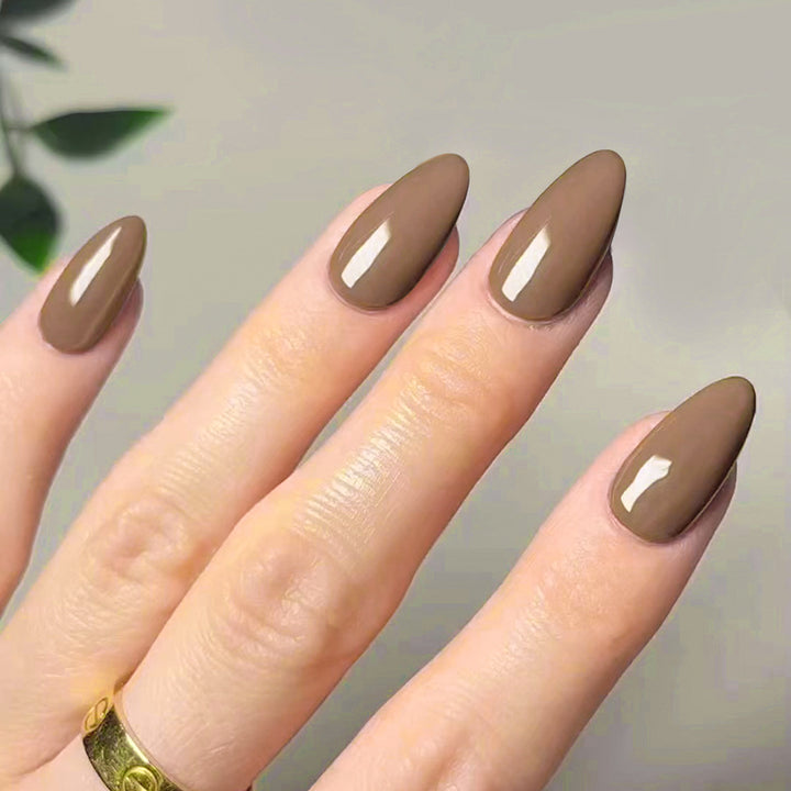 Artistic stiletto nails with elegant high-gloss finish Bowlift