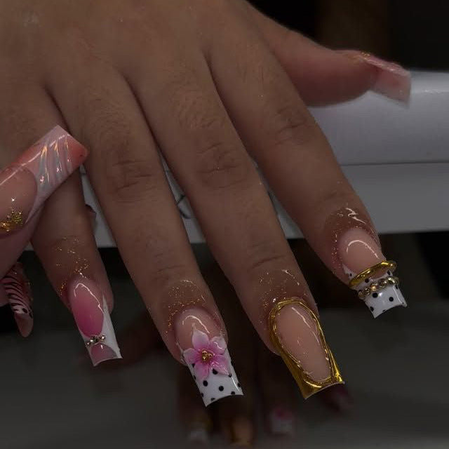 Glamorous Artistic Press-On Nail Extensions Bowlift
