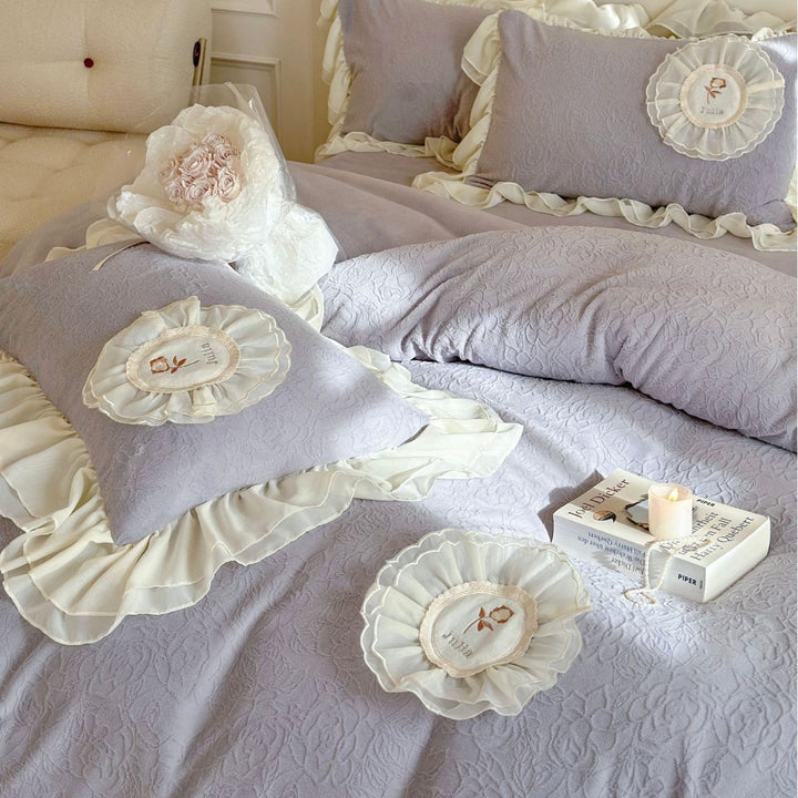 Romantic ruffle bedding set made of quilted cotton blend with decorative roses