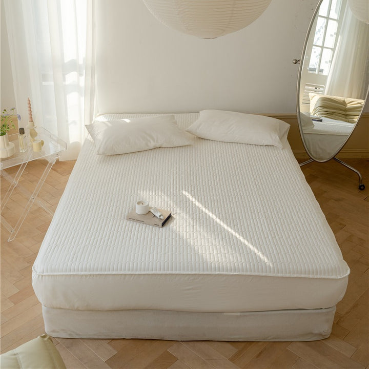 Padded mattress protector with fine quilted texture and all-round elastic band