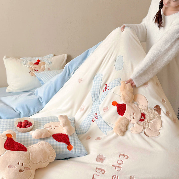 Children's bedding set with quilted blanket and plush applications