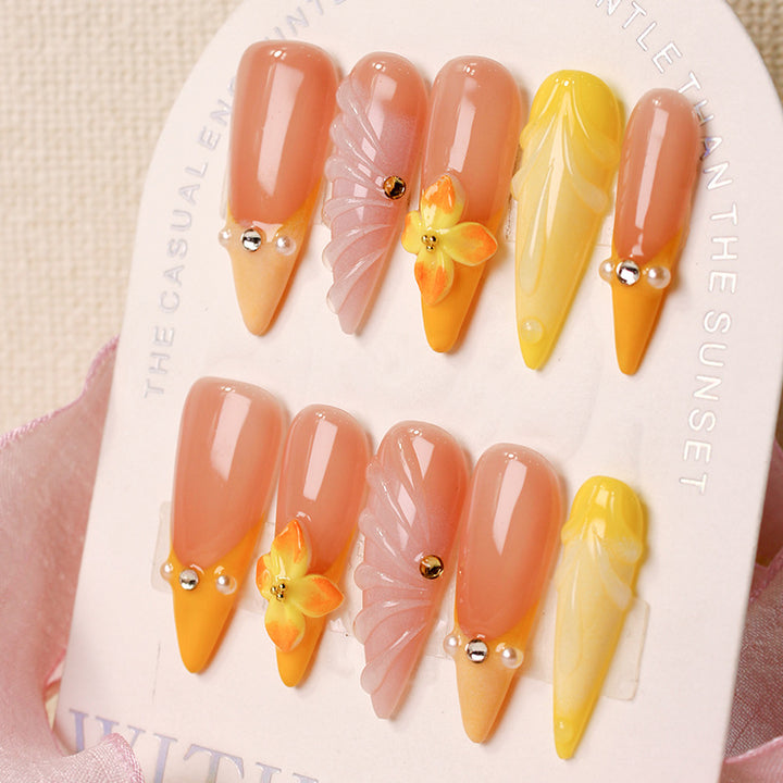 Nail art set with decorative flowers and fine accents Bowlift