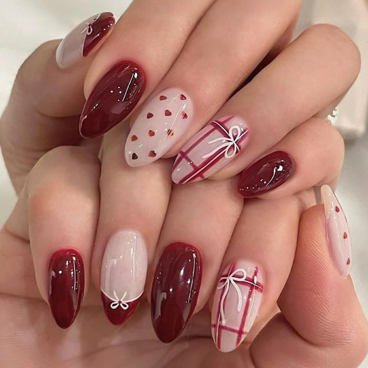 Nail set with playful hearts and elegant bows Bowlift