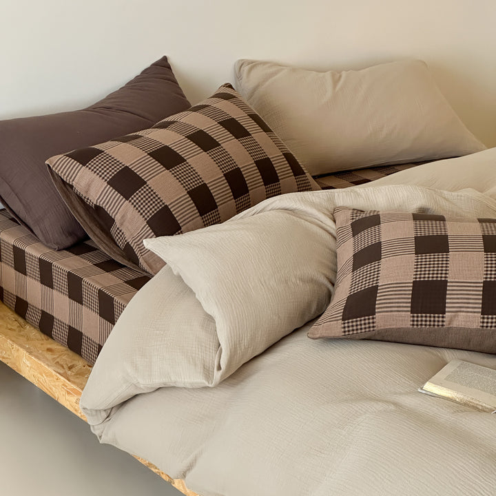 Bedding set in mixed design made of soft cotton with reversible pillow and checkered base