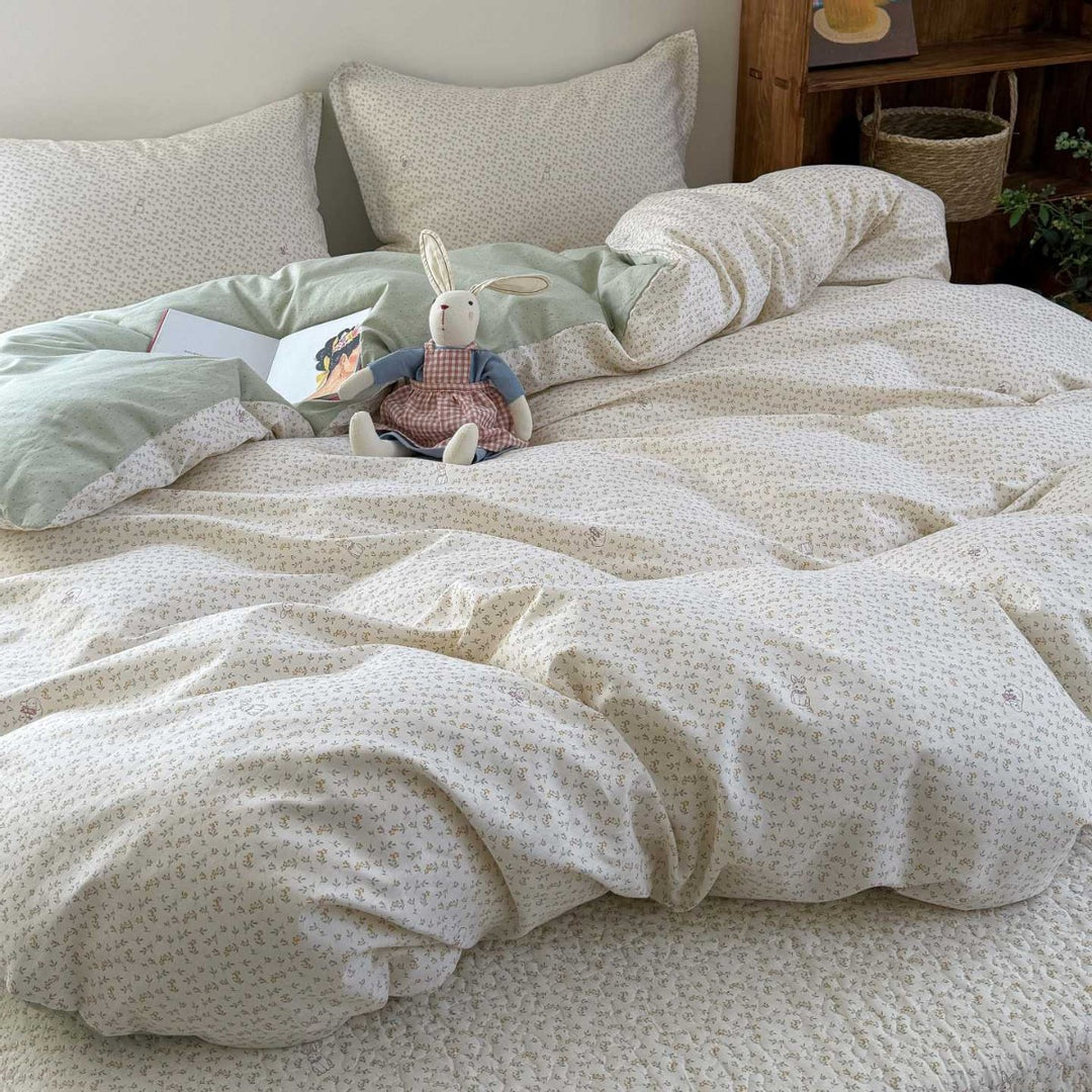 Bedding set made of cotton satin with a delicate micro-flower pattern and hidden hotel closure