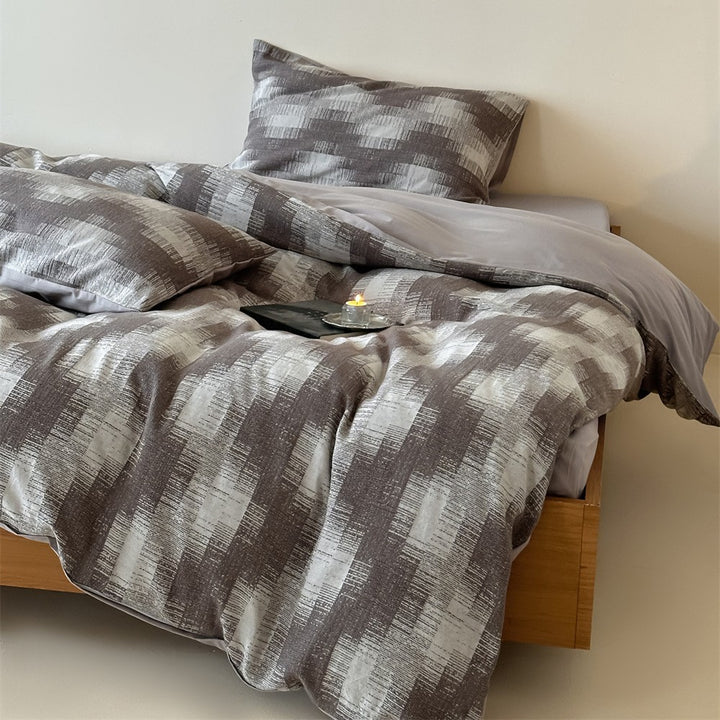 Bedding set made of washed cotton satin with a textured houndstooth pattern and reversible function
