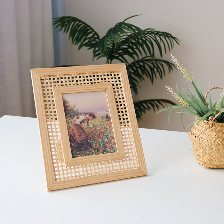 Artful picture frame with fine rattan pattern Bowlift