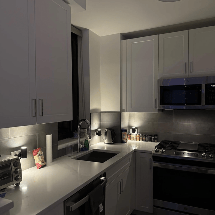 BowLift | Alova LED Plug-In Wall Light – Dimmable Sensor Lamp for Hallways, Stairs & Bedrooms