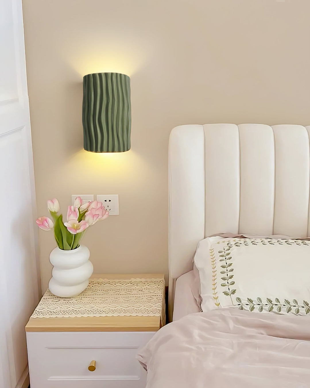 BowLift | NordicLuxe – Resin Wall Light with Warm and Inviting Glow