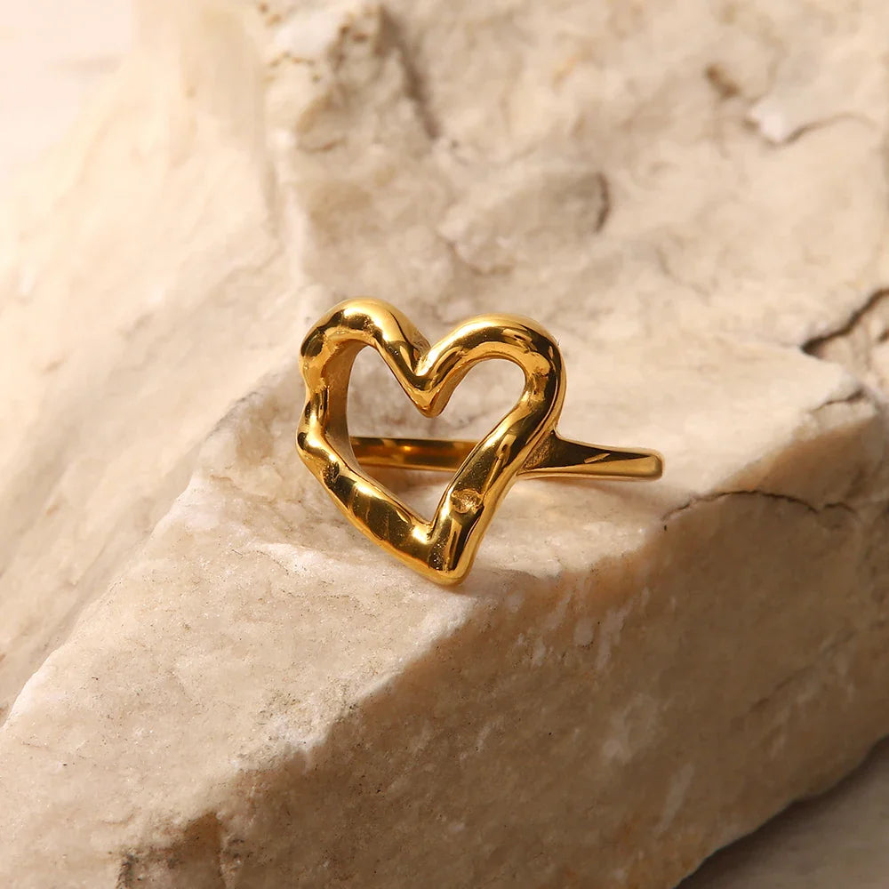 BowLift | 18k Melted Heart Ring