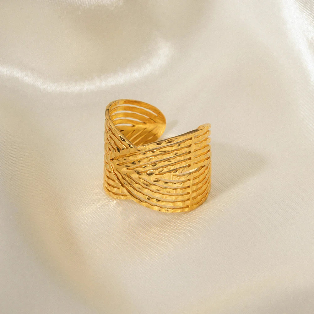 BowLift | 18k Elegant Wide Triangular Connect Ring