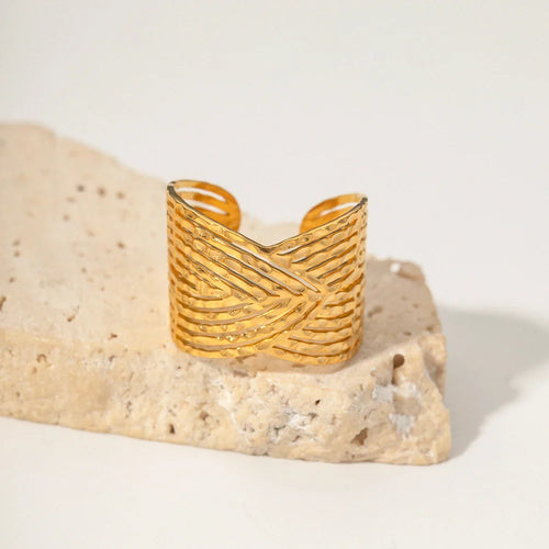 BowLift | 18k Elegant Wide Triangular Connect Ring